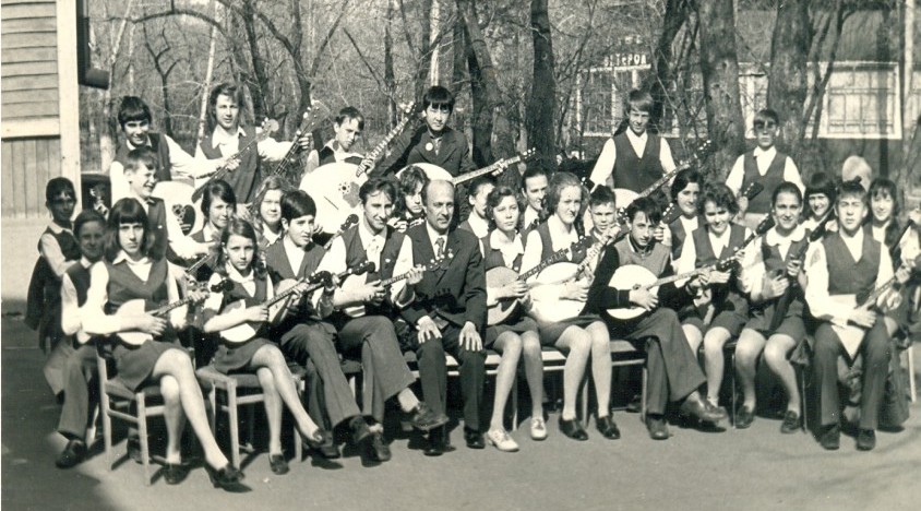 Нижний ряд: директор школы и руководитель оркестра В.И. Гора (в центре), В.А. Барабаш (четвертый слева). 1974 г.