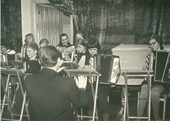 Л.Л. Медведева (первая справа) на занятиях в ансамбле народных инструментов А.Н. Кулыгина. 1975г.