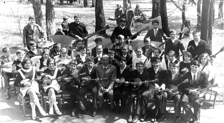 Л.Н. Белоус (в первом ряду первый справа) в составе оркестра народных инструментов (руководитель В.И. Гора)